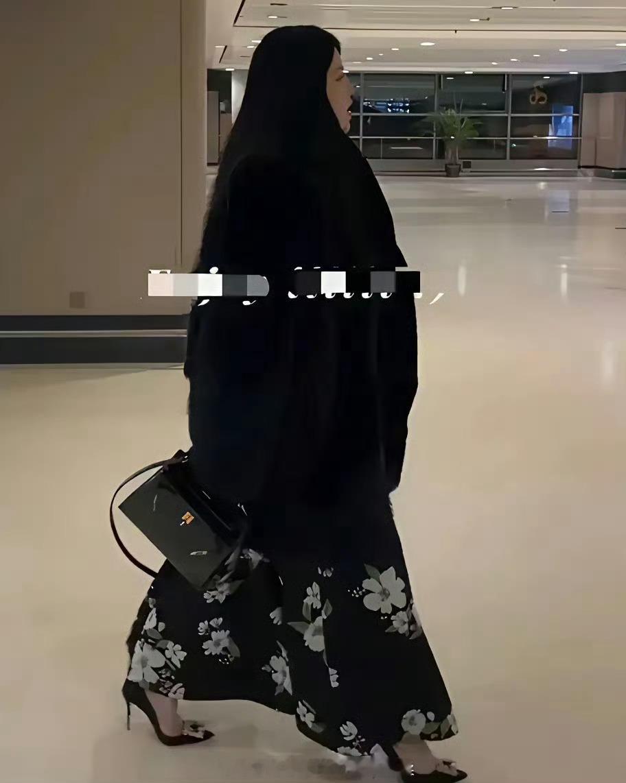 佩服李湘，零下30度的东北穿纱裙、光脚穿高跟鞋，全靠那件貂皮大衣保暖…… 