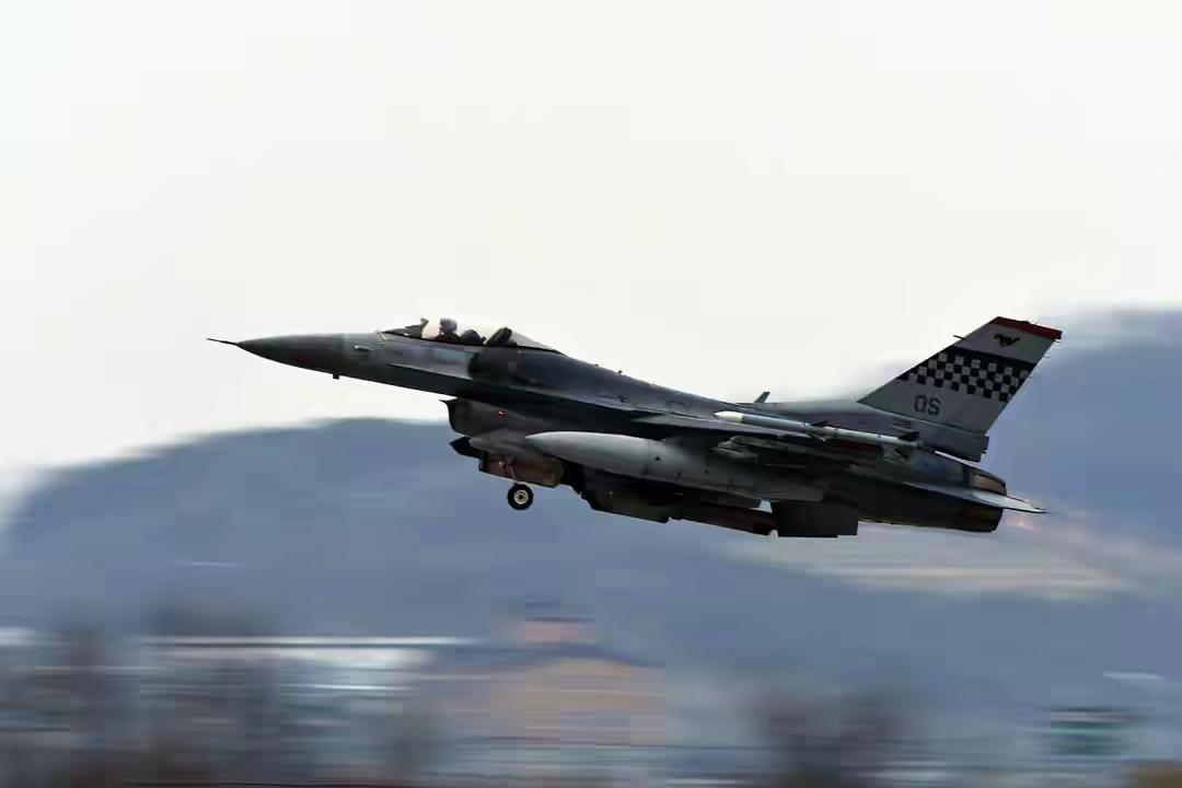 韩国一架F16坠机引发的大火正在烧山，飞行员弹射后挂到了树上。
2026年2月2