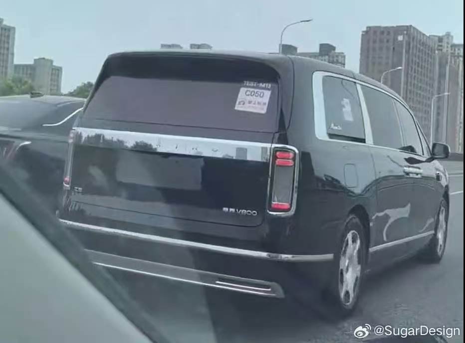 尾部这么大面积镀铬还挺少见的，整体挺有年代感，如陆巡那种圆润抽象汽车商业评论