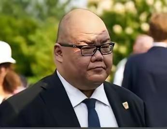 特朗普访华那阵儿，随行人员可不少。除了大家熟知的黄仁勋，还有华裔二代张振熙。他毕