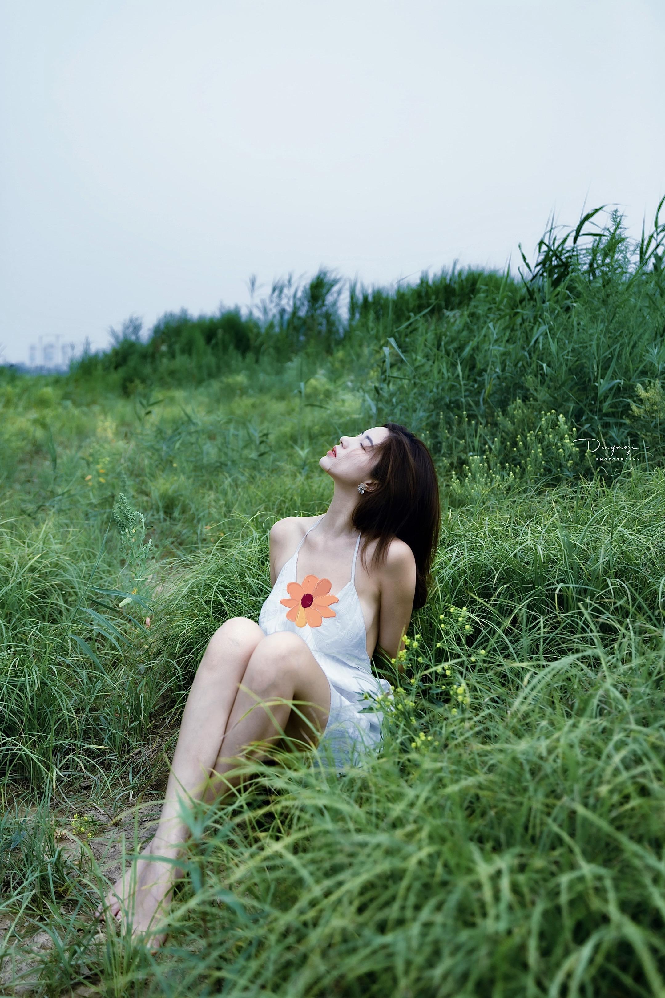 御姐的温柔｜让人执迷不悟。《户外御姐慵懒写真》 在绿色的草地上~自由的...