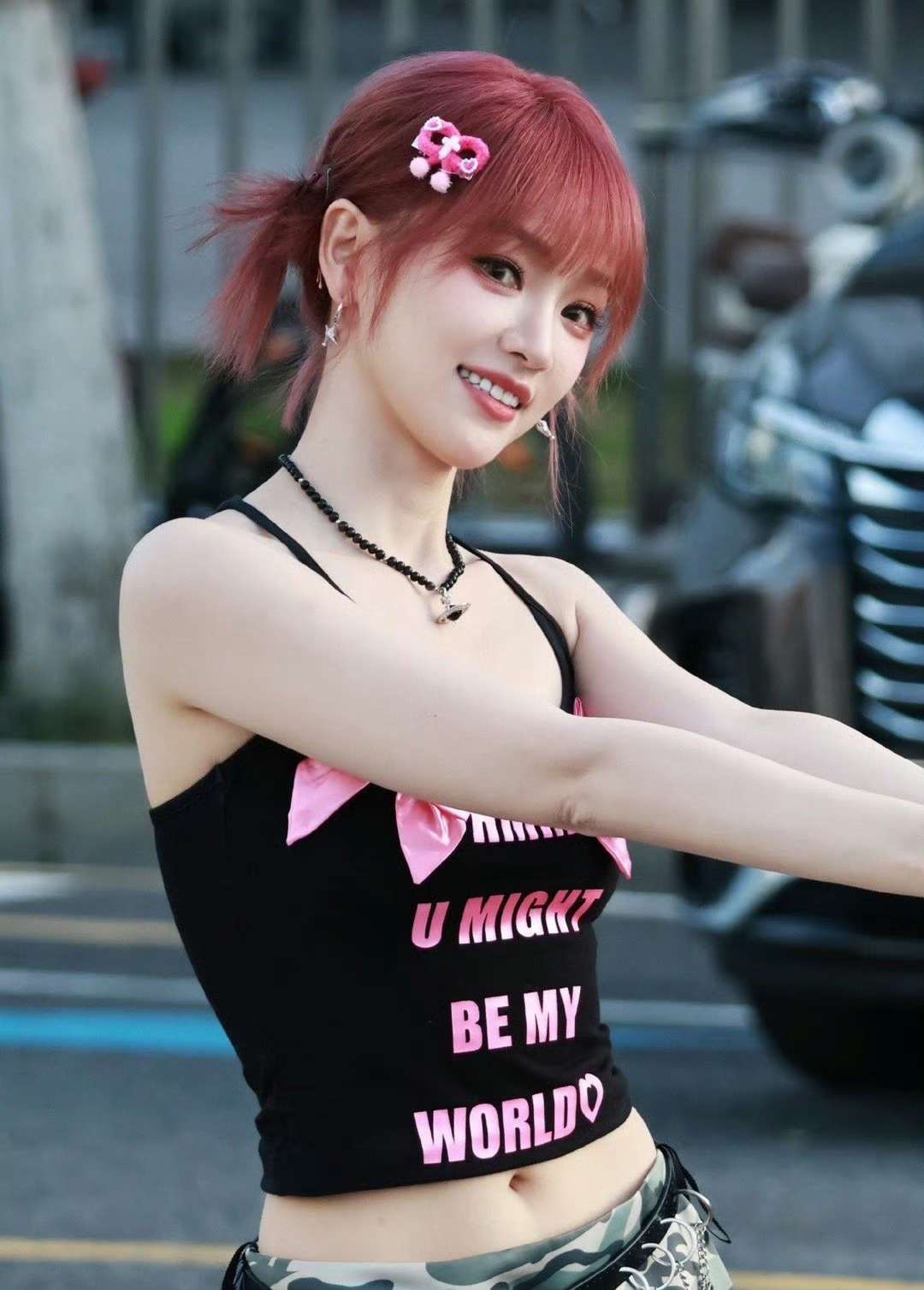 灿灿穿上西装莫名可爱，像个小大人！这满30减20的颜值，岁月对她太友好了。黄灿灿