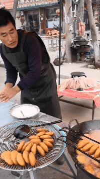 现在当美食网红都得学徒手下油锅吗？