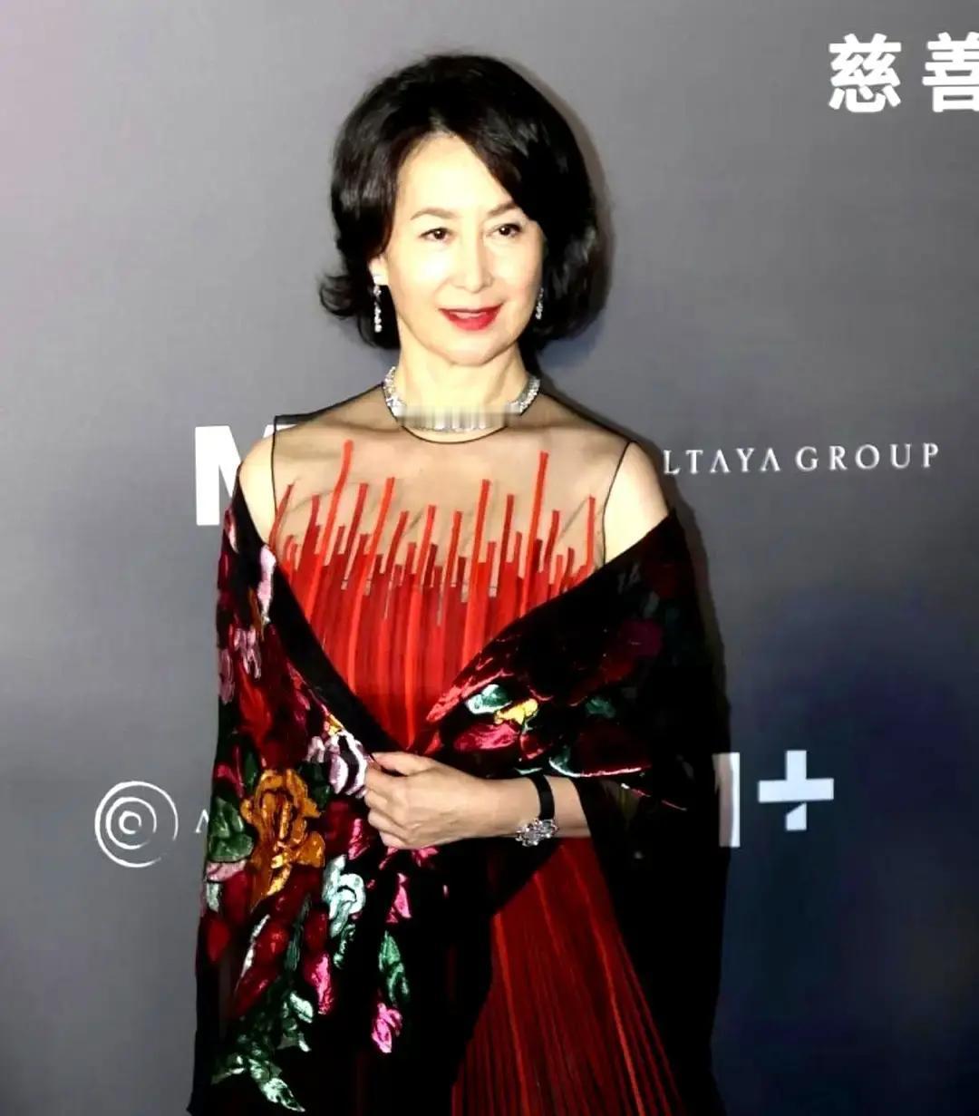 主位让给三太，何超琼退半步赢全场
 
赌王走后，人人都猜二房四房要抢C位。何超琼