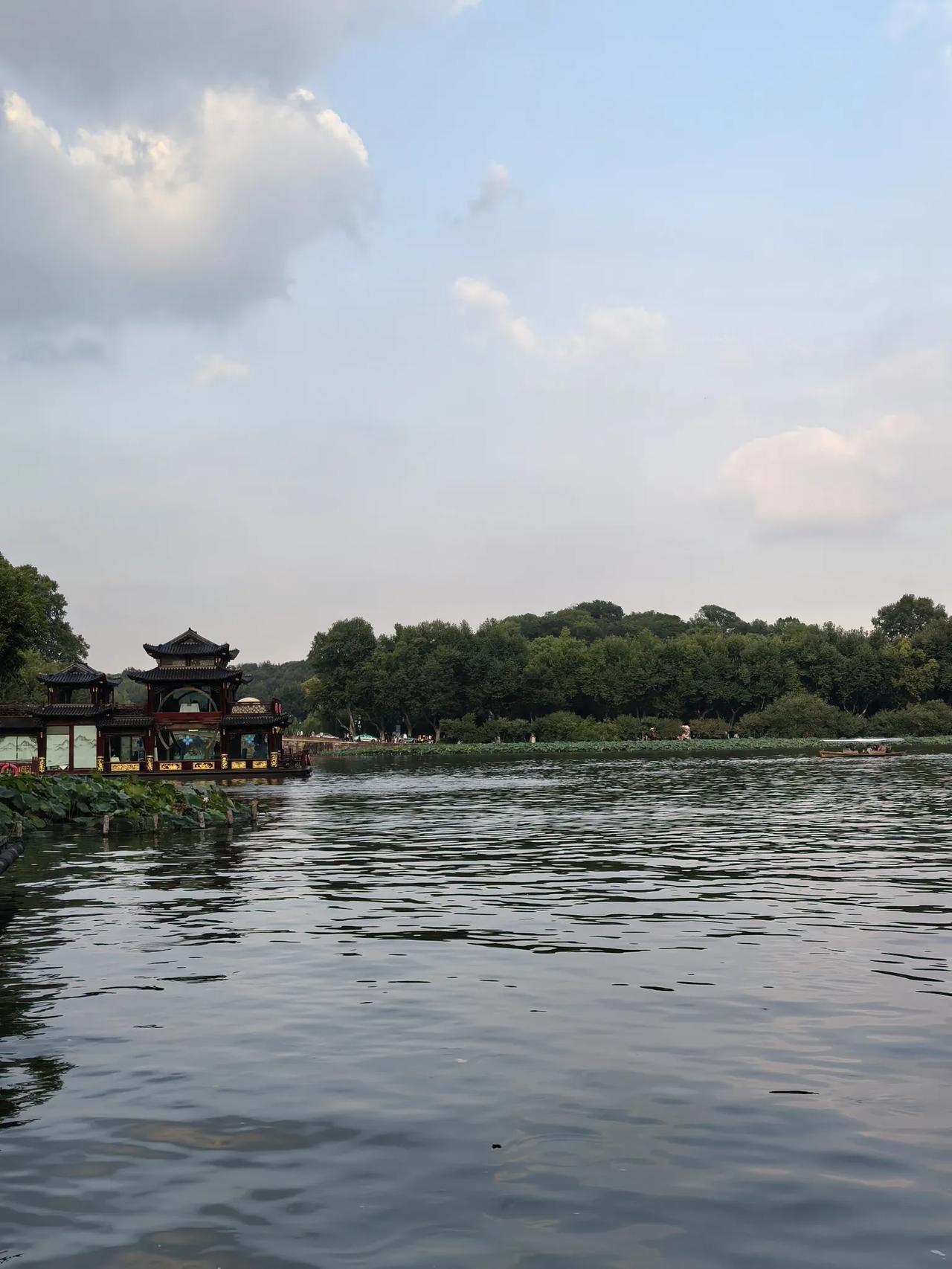 浙江之旅的第一站选择西湖乘船，绝对是开启旅程的绝佳方式！