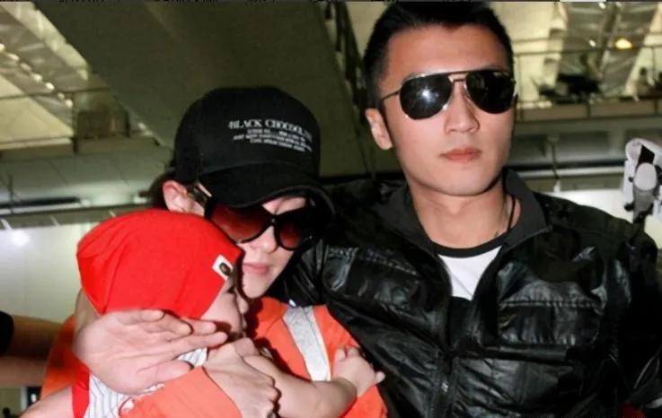 🐒那年，谢霆锋的女助理霍汶希被男友甩了，不久以后，她才发现自己已经怀孕，当时霍