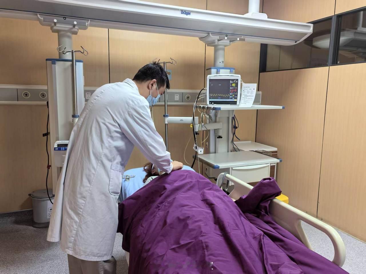 宁波女生撸猫两小时险些休克 近日，宁波一名20多岁女子在猫咖接触猫咪两小时后突发