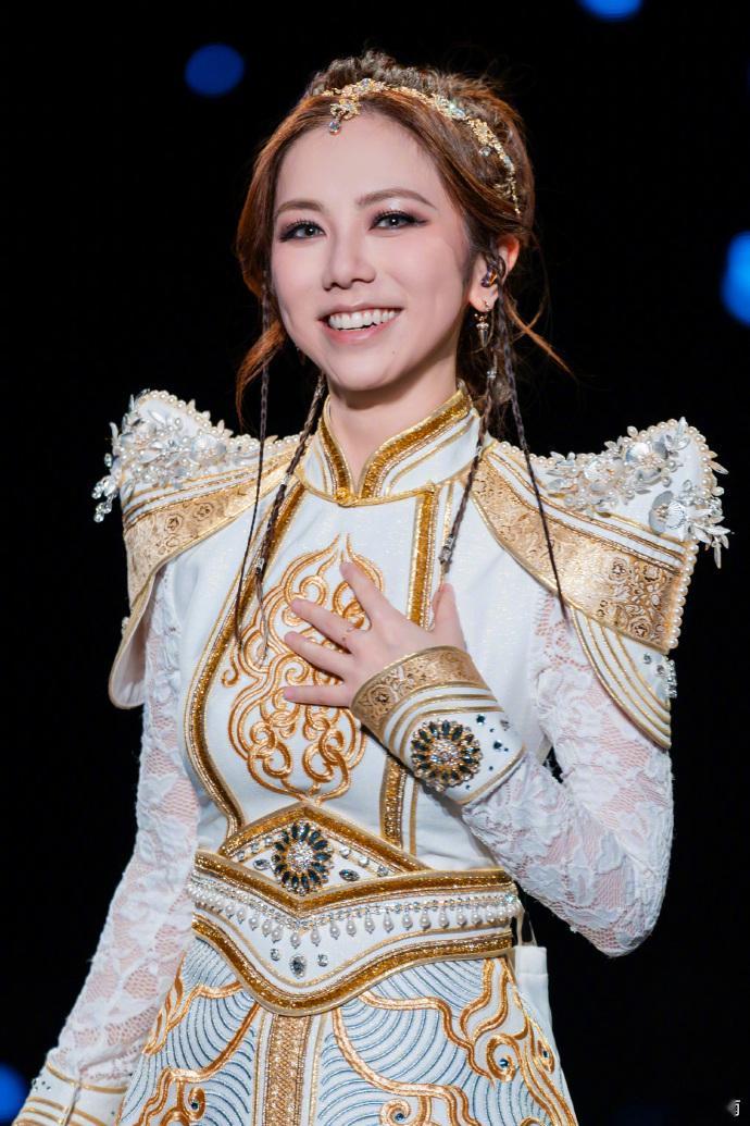 #邓紫棋邀请郑钦文看演唱会##邓紫棋感谢郑钦文# 邓紫棋邀请郑钦文看演唱会，这一