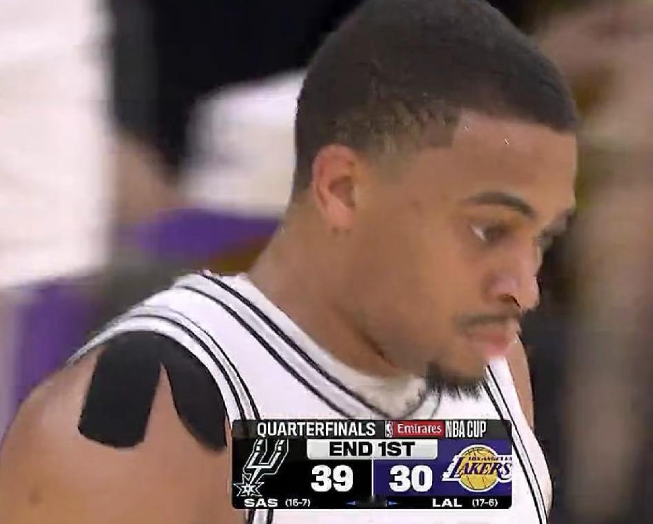 湖人这啥防守？马刺首节39分，领先湖人9分
湖人这防守是真辣眼睛啊，和马刺比赛的