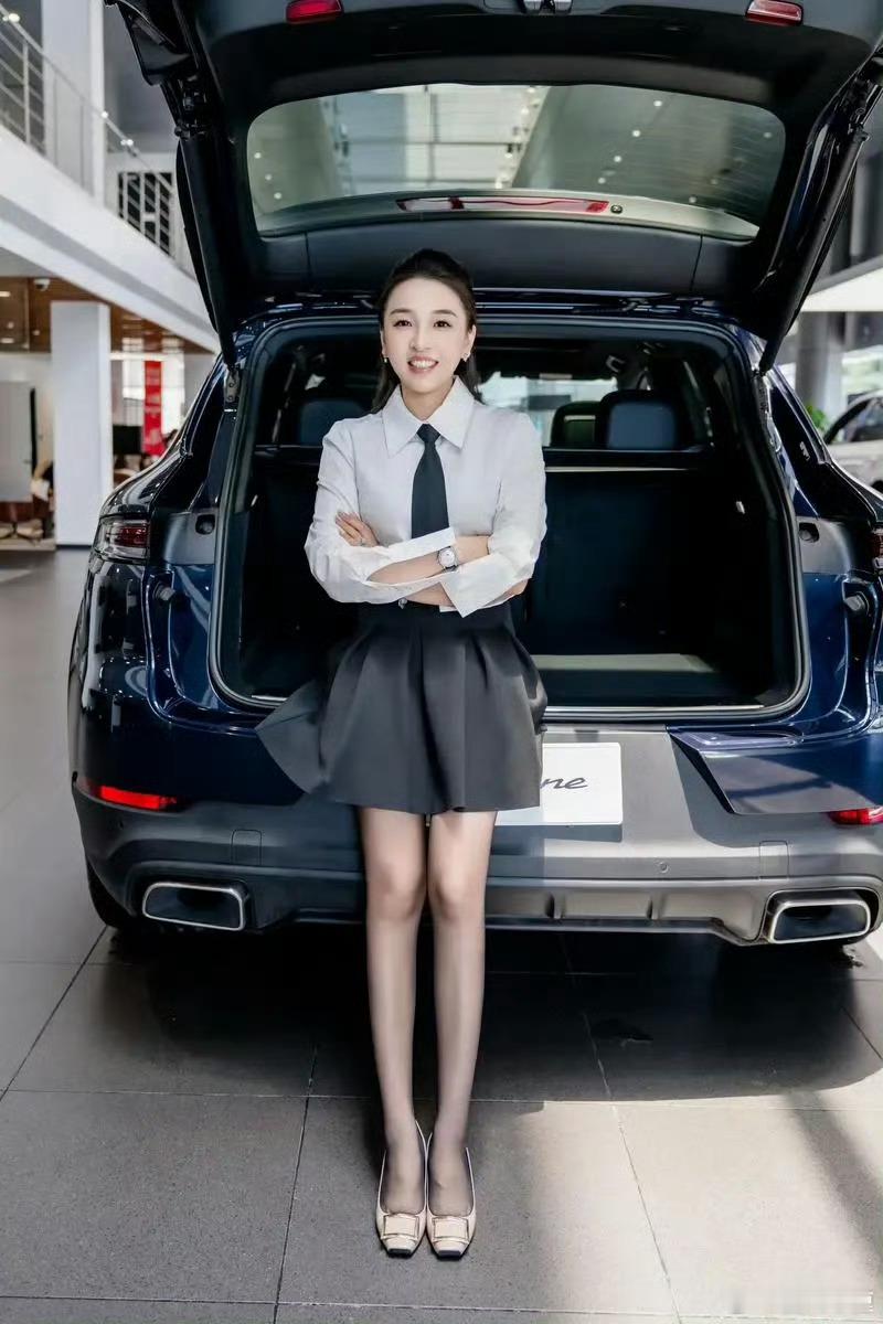 保时捷女销售连续六个月拿下销冠别人月月冲业绩，她直接连续半年稳坐榜首，不靠套路靠