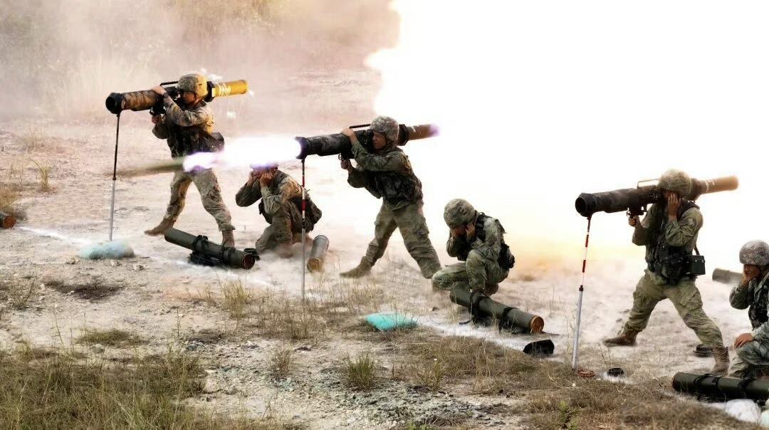 打120火箭弹时姿势还挺有讲究。就像说的，蹲着打舒服些，左右腿迈太大重心不稳，这