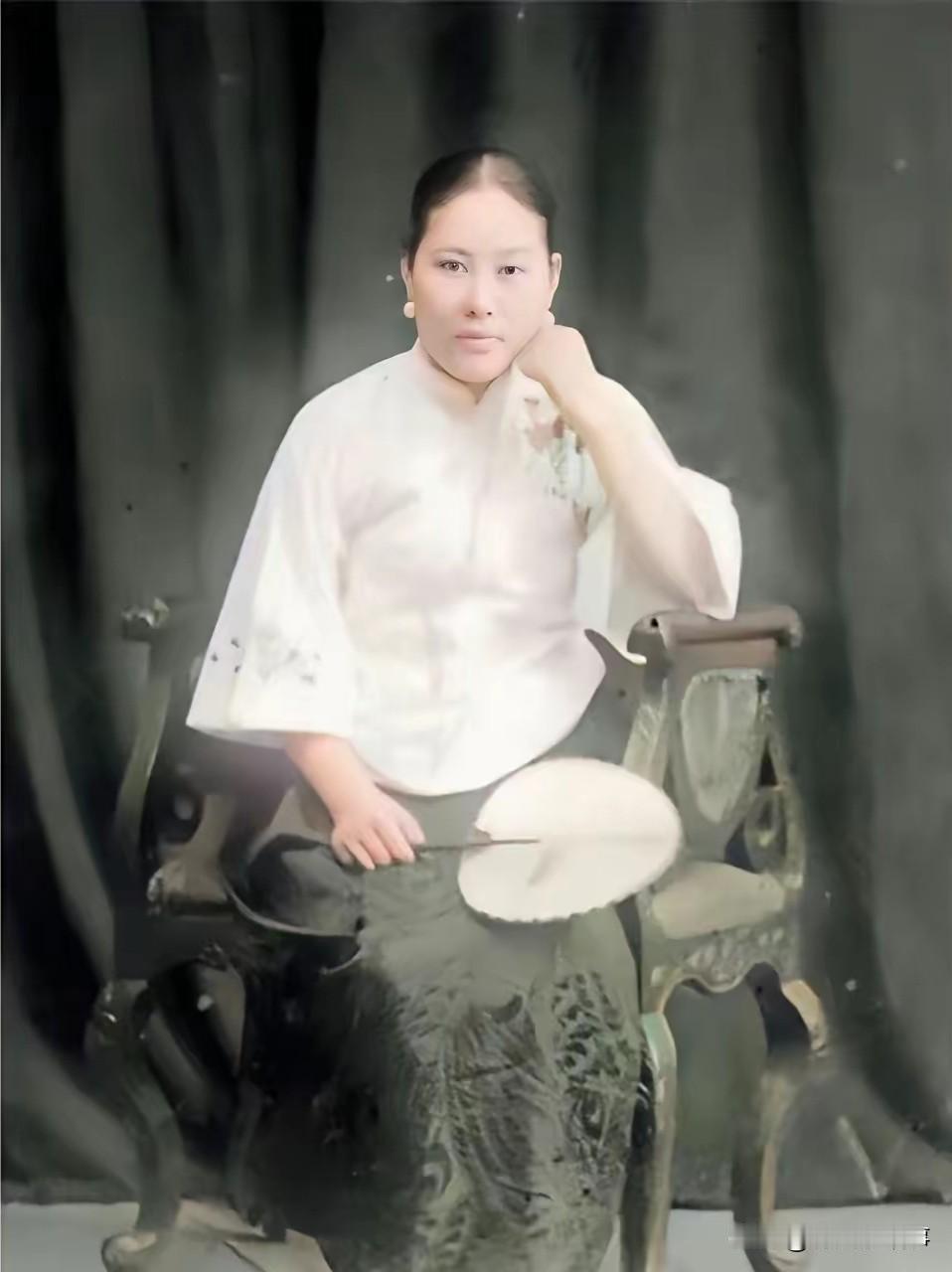 1935年，孙传芳在佛堂听经，一女子走到他身后，对着他连开三枪，见孙传芳已死，女