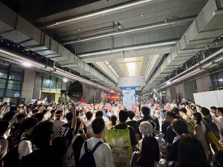 BW阿芙跟我回家很难不夸白银之城的线下策划，二十位阿芙同步巡场兼顾互动，搭配舒缓