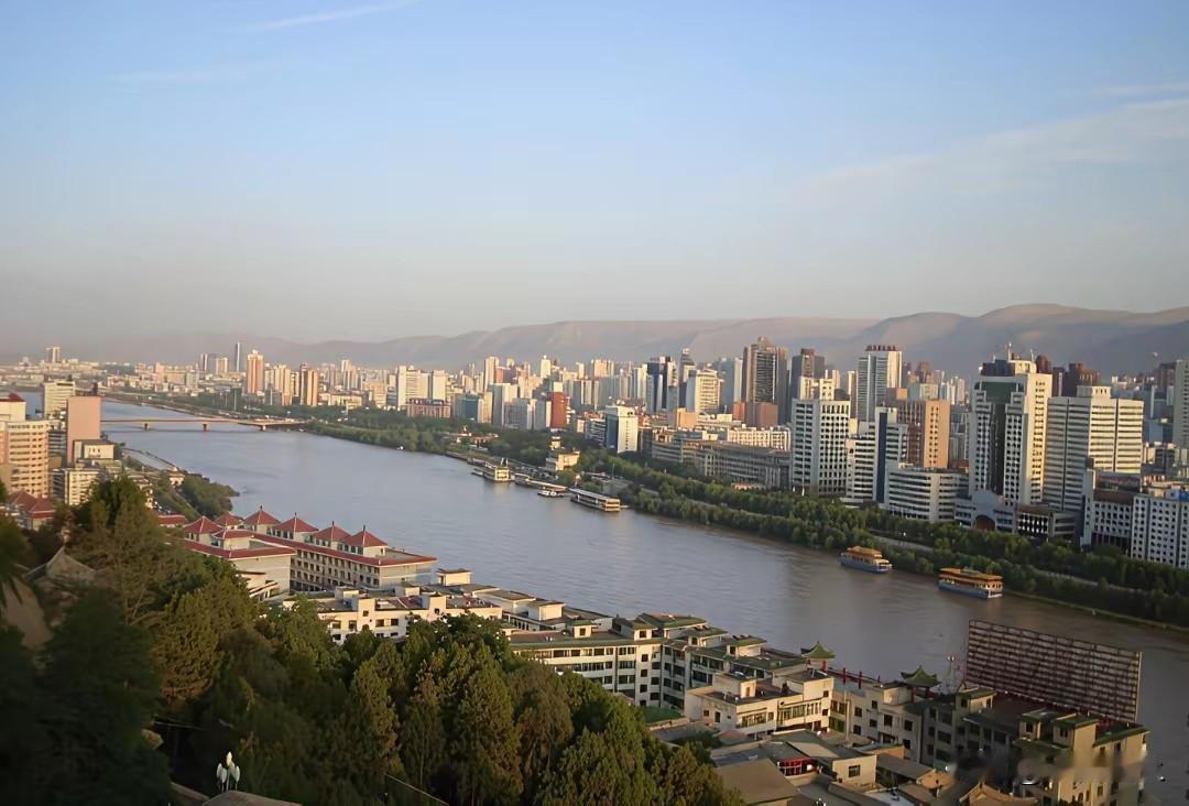 这张照片是20年前的兰州黄河两岸风光（2006年），大家觉得如何？[赞]