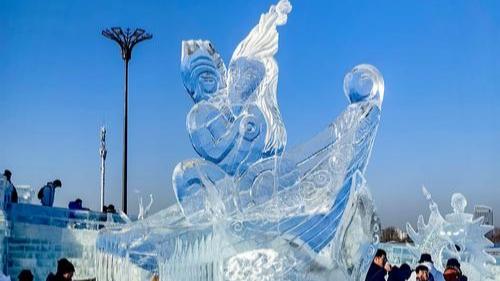 第二十七届哈尔滨冰雪大世界里，百年列车冰雕火爆全网。迎宾区中，蒸汽火车冰雕长42