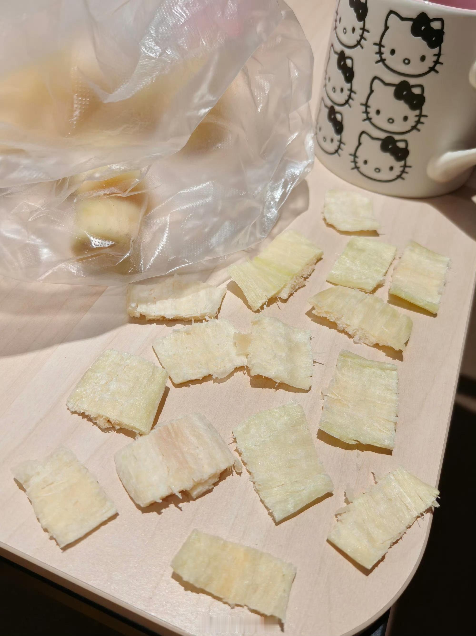 谁教你这样吃甘蔗的谁教你这样吃甘蔗的！不削皮直接啃，满嘴都是渣，这吃法属实硬核，