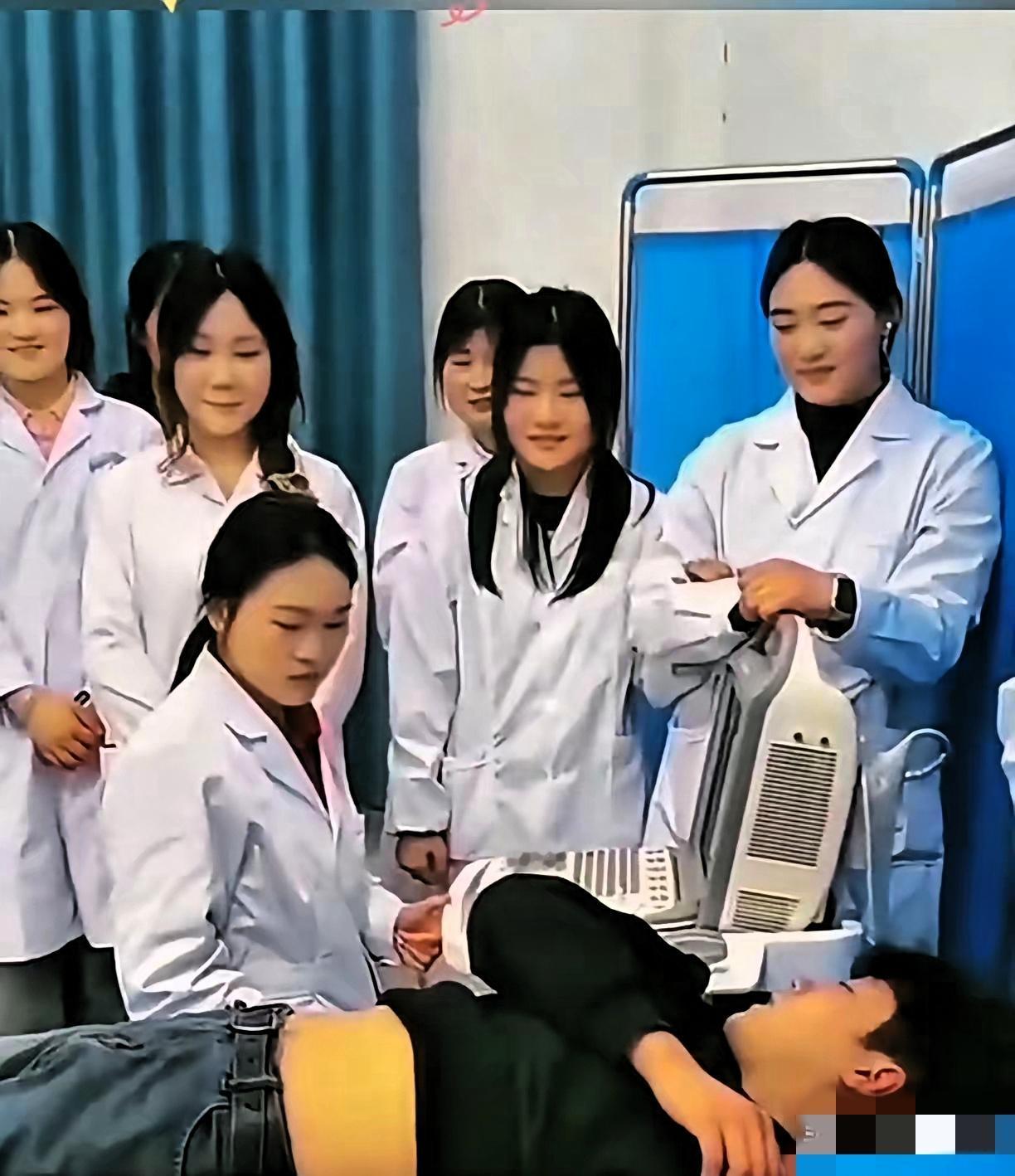 割包皮遇到女医生就算了，身后还站一群女实习医生？小伙拔腿就跑的样子，笑着笑着就懂