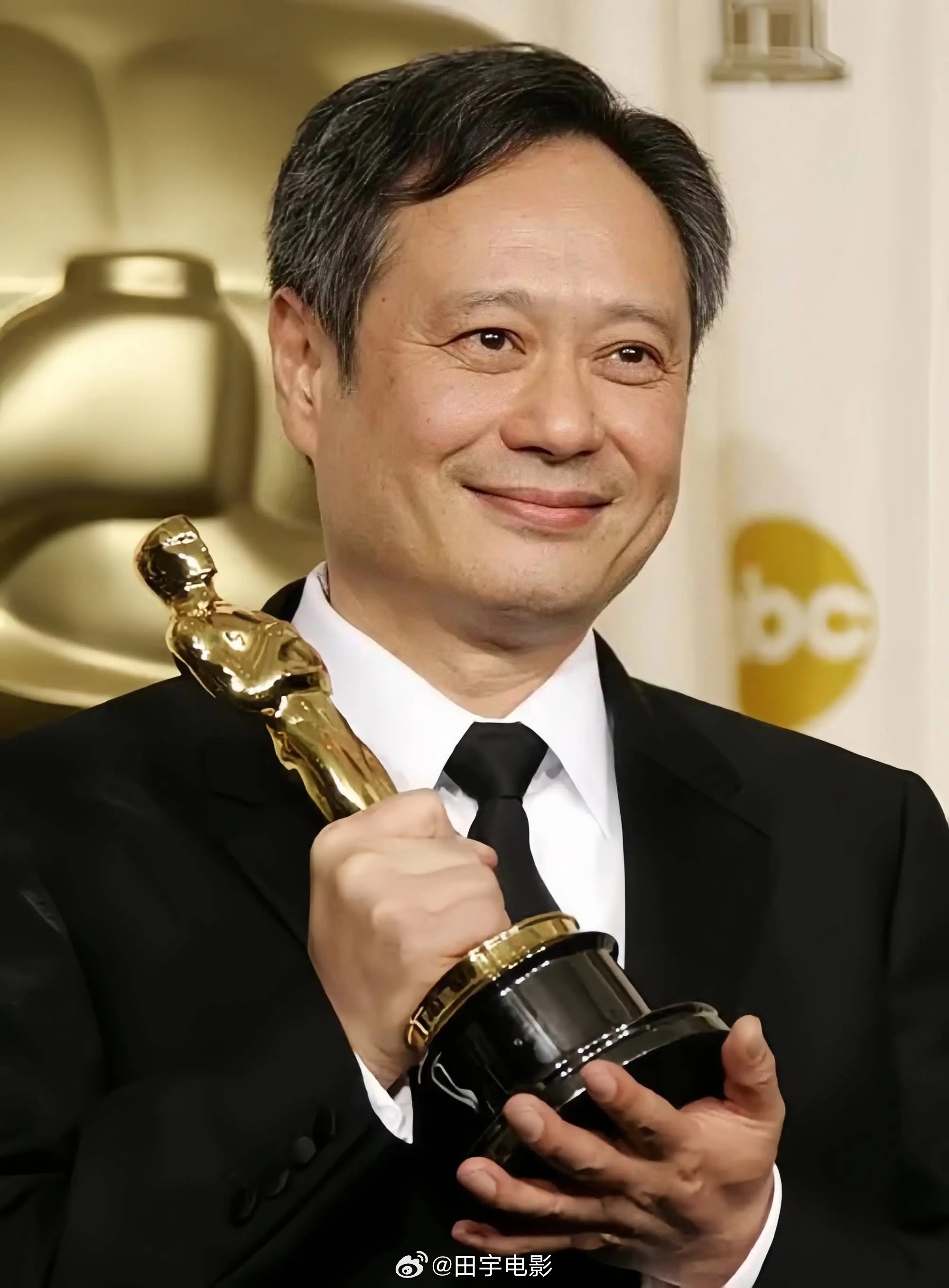 章子怡李安再合作继《卧虎藏龙》之后，李安导演和章子怡时隔26年再合作。那时的子怡