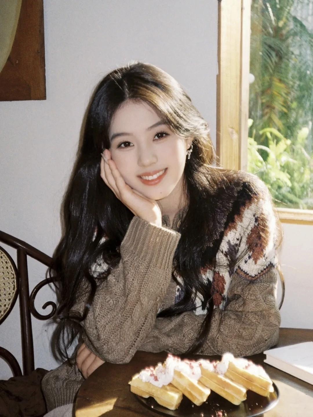 冬日生活打卡季 阳光洒进来的午后，甜美笑容与甜点相伴。🌞🍰😊