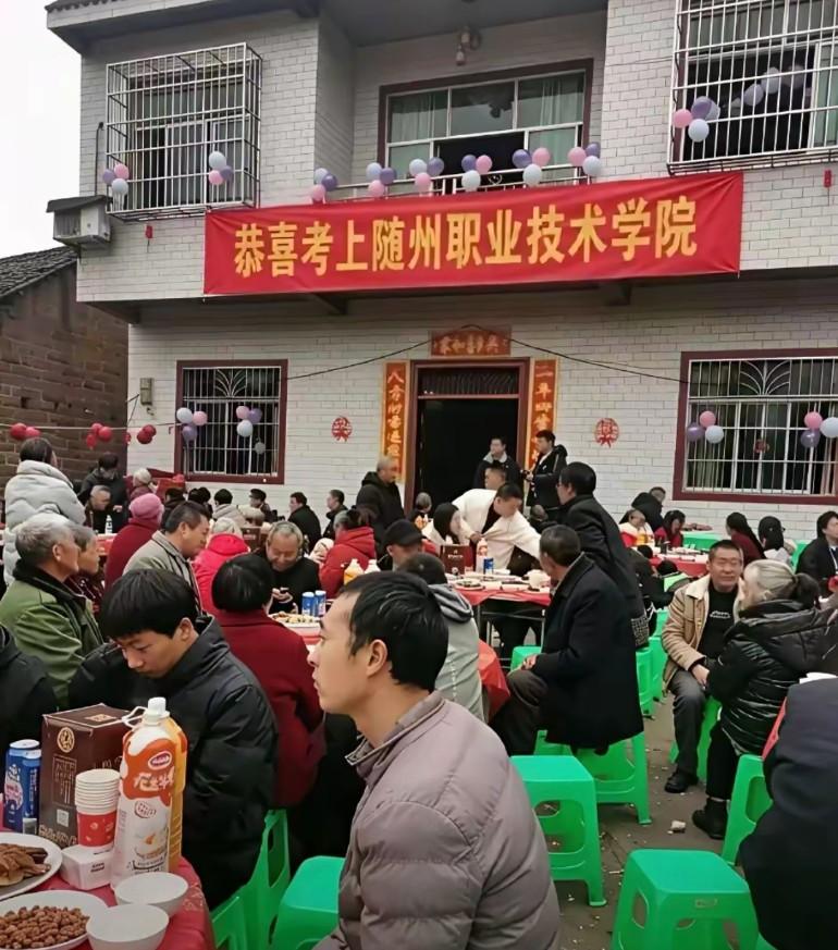 扬眉吐气了
终于考上大专了
必须设席请客