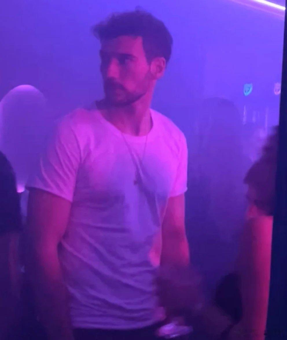 🚨［圖片報］：萊昂·格列茨卡在對陣不萊梅的比賽中表現出色後，前往慕尼黑著名的O