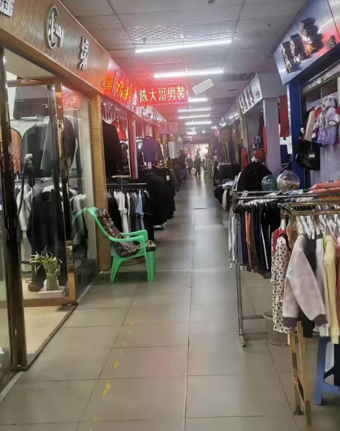 为什么唯独在我们中国，电商彻底干趴了实体店？这么说吧，同样的东西，网上卖300，