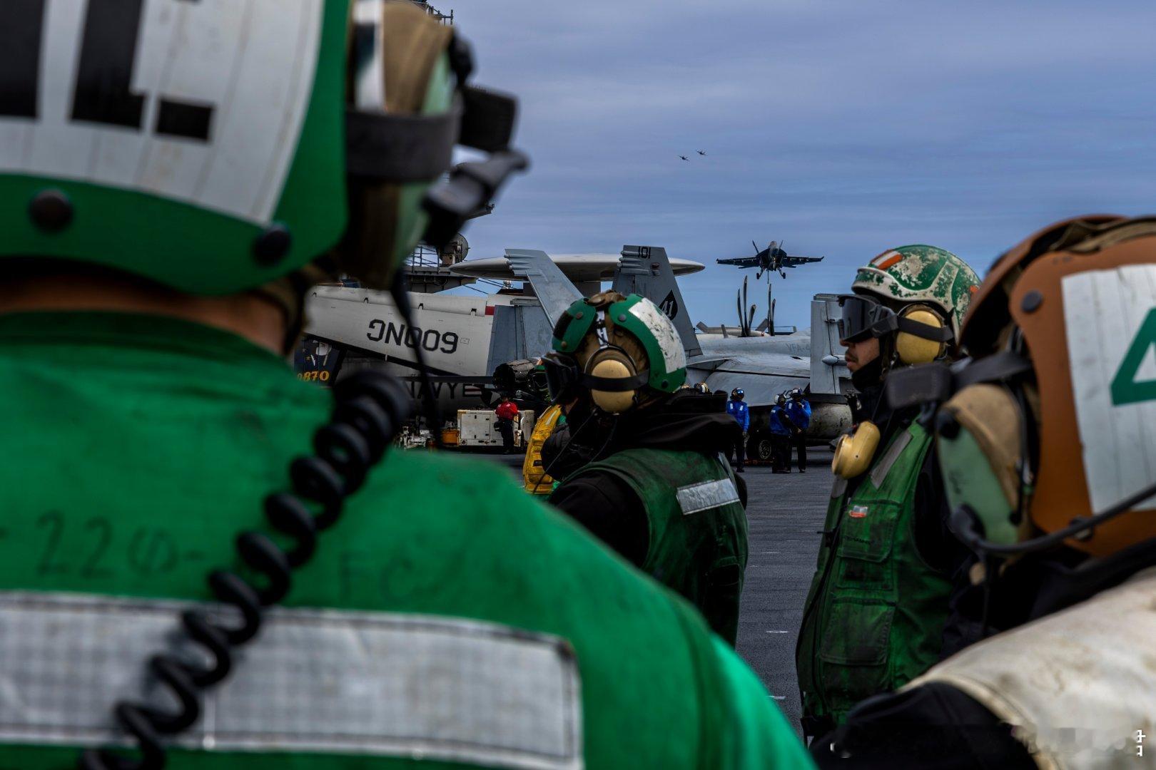 2025年8月13日，太平洋，USS Abraham Lincoln (CVN 