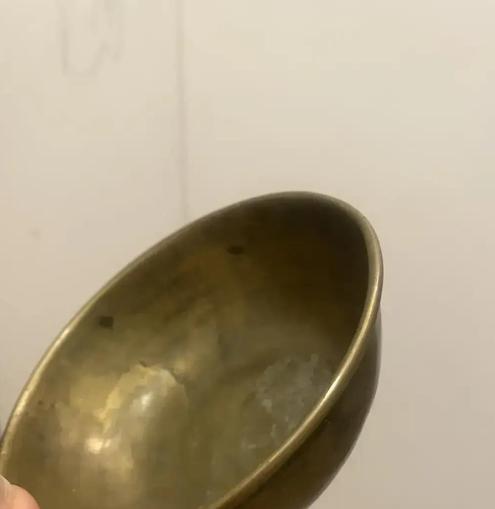 天下之大无奇不有！山西男子上山花100元买下一只铜碗，回家丢进柜子，朋友上门看见