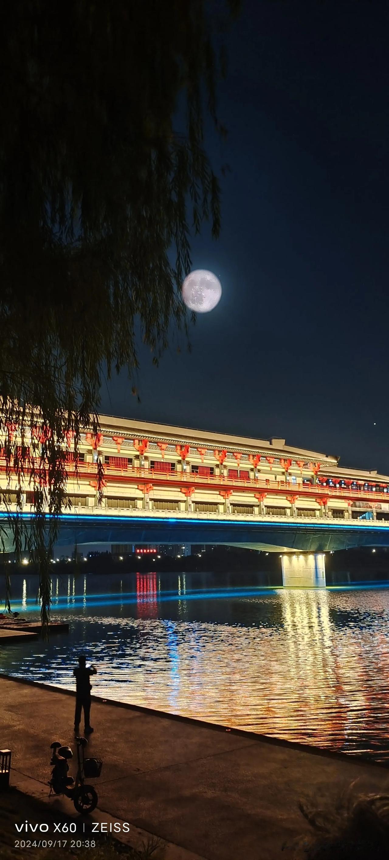 #看看你今晚看到的月亮是什么样子的#