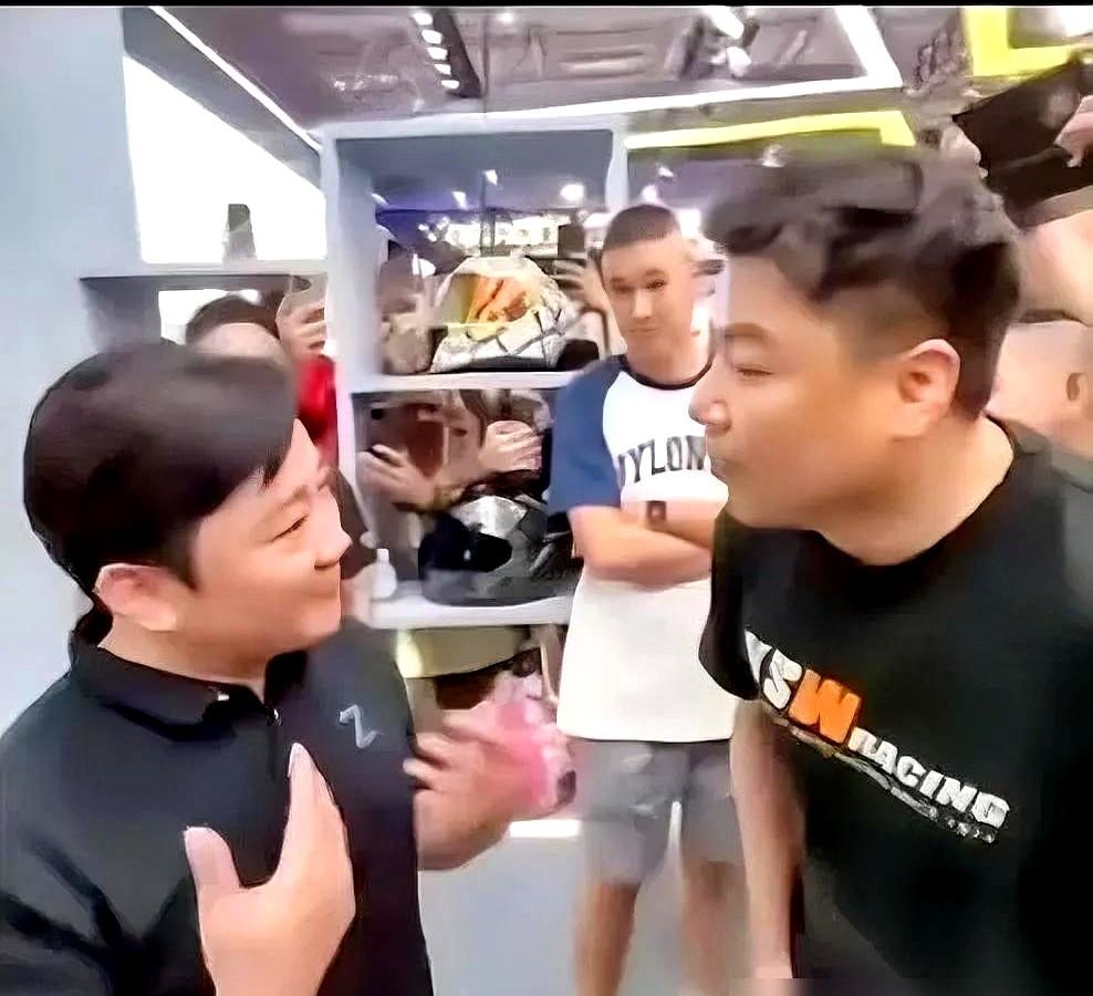 中国摩托车，在世界顶级赛场夺冠了！

一个湖南农村出来的初中生，叫张雪。14岁当