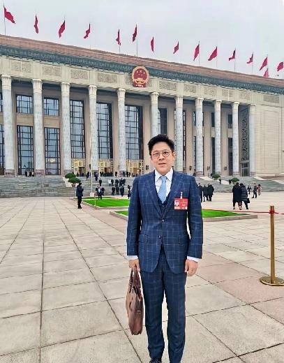 人民大会堂前的霍启刚，一身正气太圈粉
 
2026全国两会正在进行中，霍启刚现身