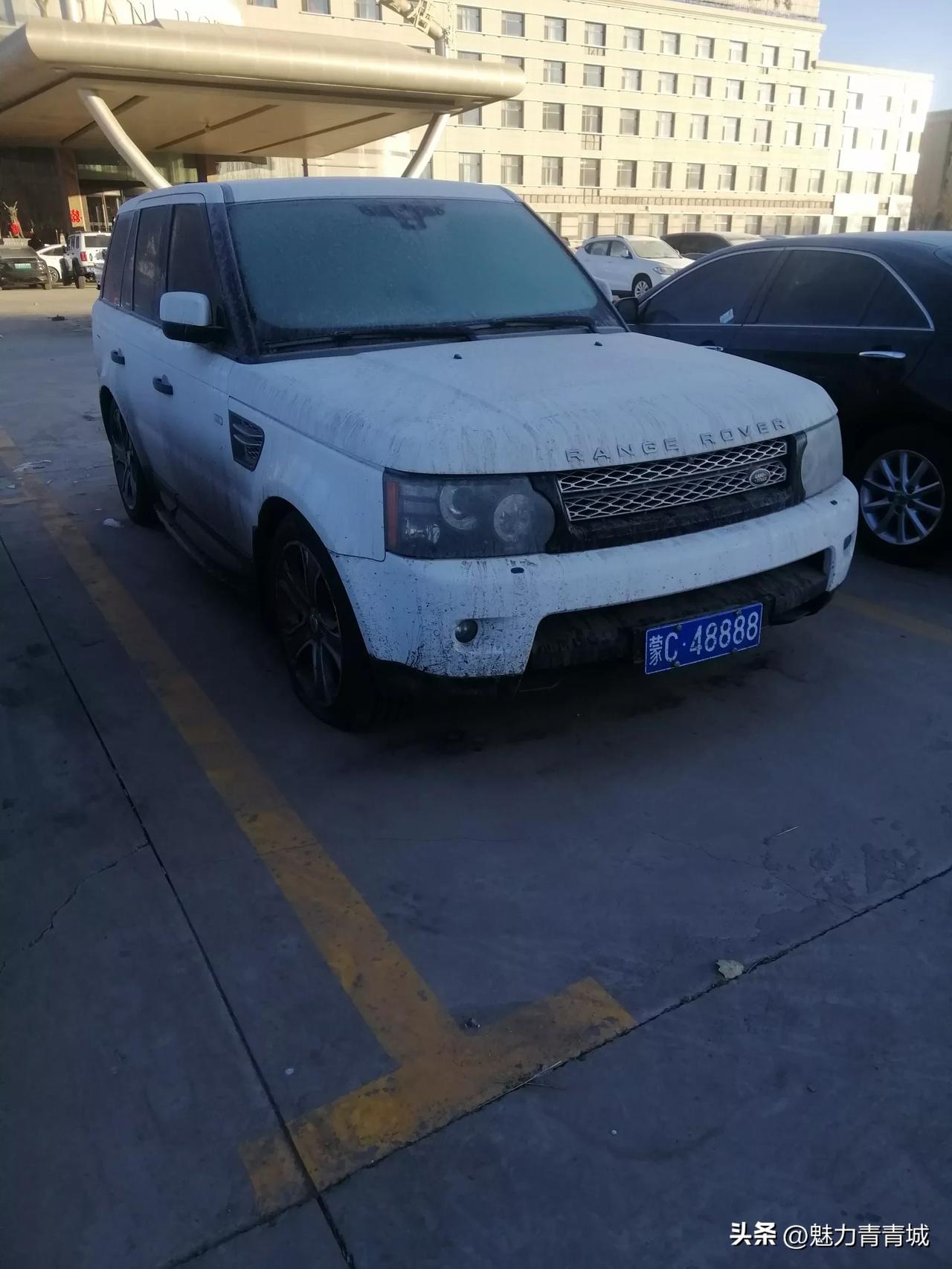 乌海有钱人真多，停车场停的到处都是豪车，看看这路虎，车牌也是杠杠的，放在这应该是