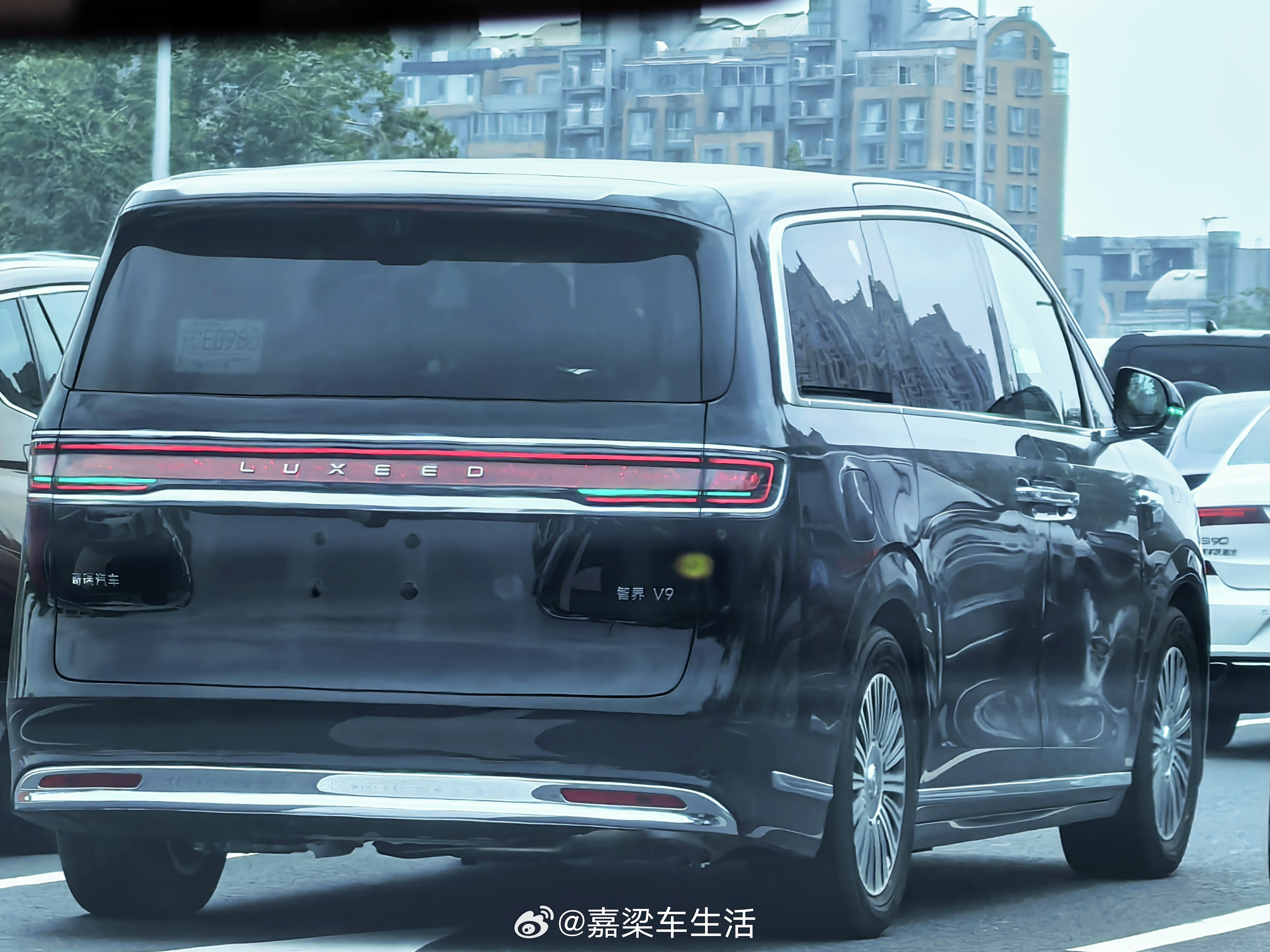 路上看到一辆智界V9，感觉巨大无比智界v9 