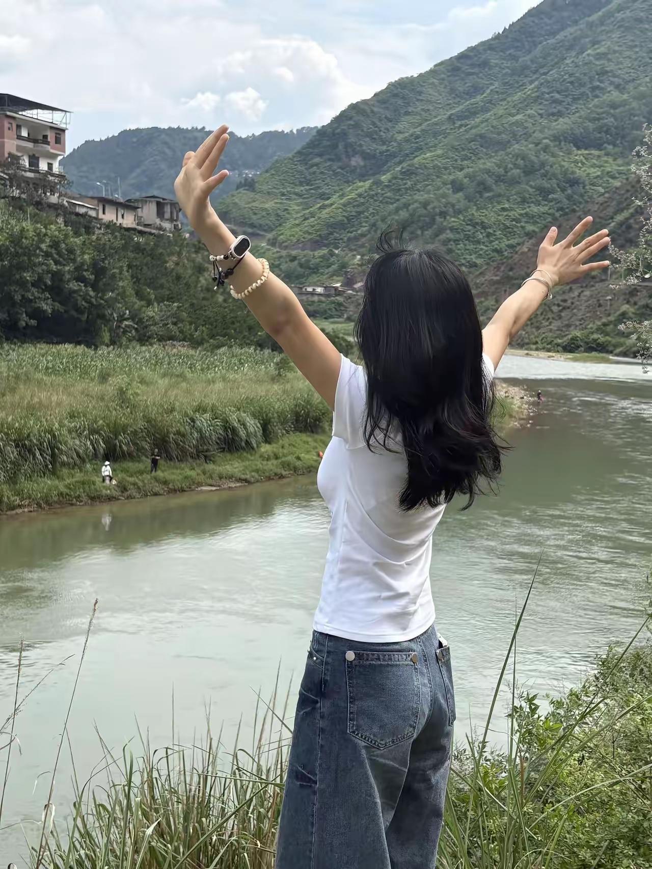 《熬》

那段日子，很静
静得能听见灰尘落下的声音
没有掌声，没有目光
甚至没有