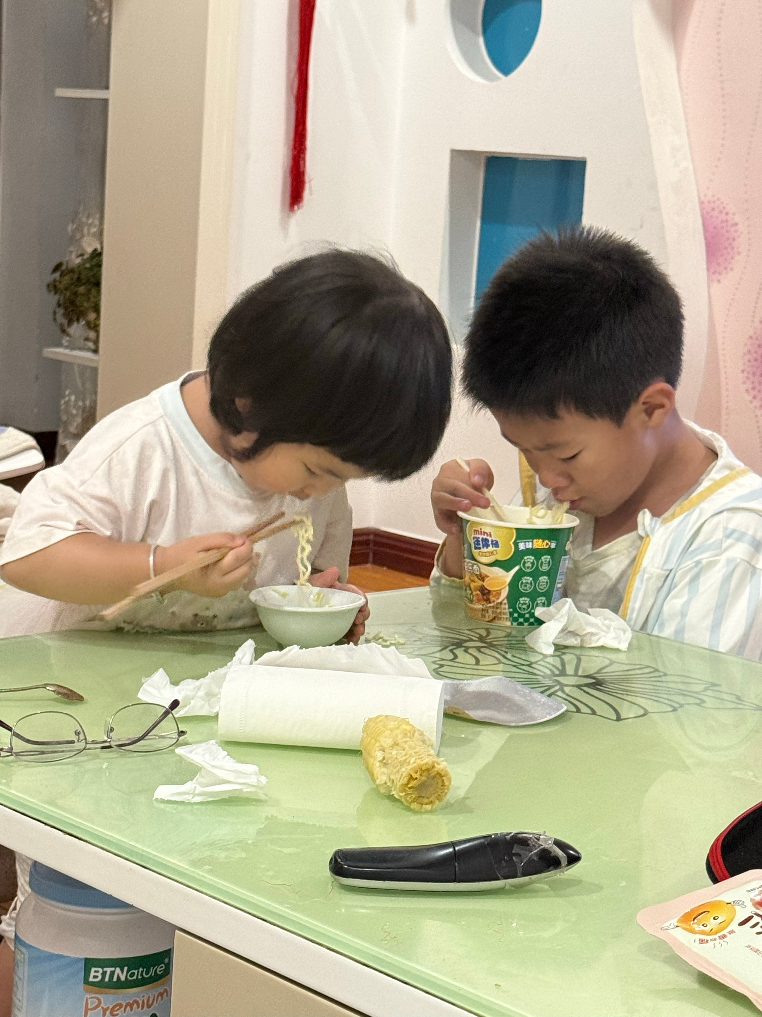 哥哥回来了。带了一盒泡面，两个抢着吃