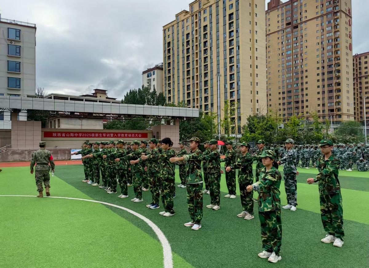 30天军训拉满！

新生直接“入伍”？

操场秒变新兵连，太阳底下站军姿，汗珠顺