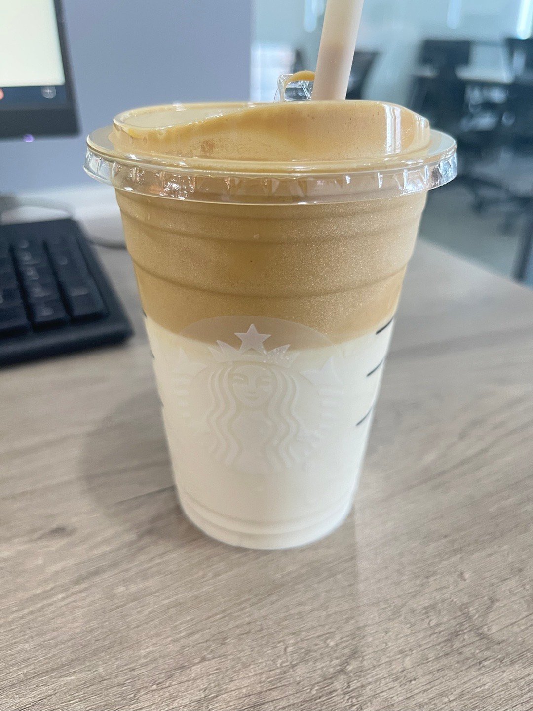 看朋友圈都在晒秋天的第一杯奶茶，就点了一杯星巴克(39￥)，谁知道同事们都议论我