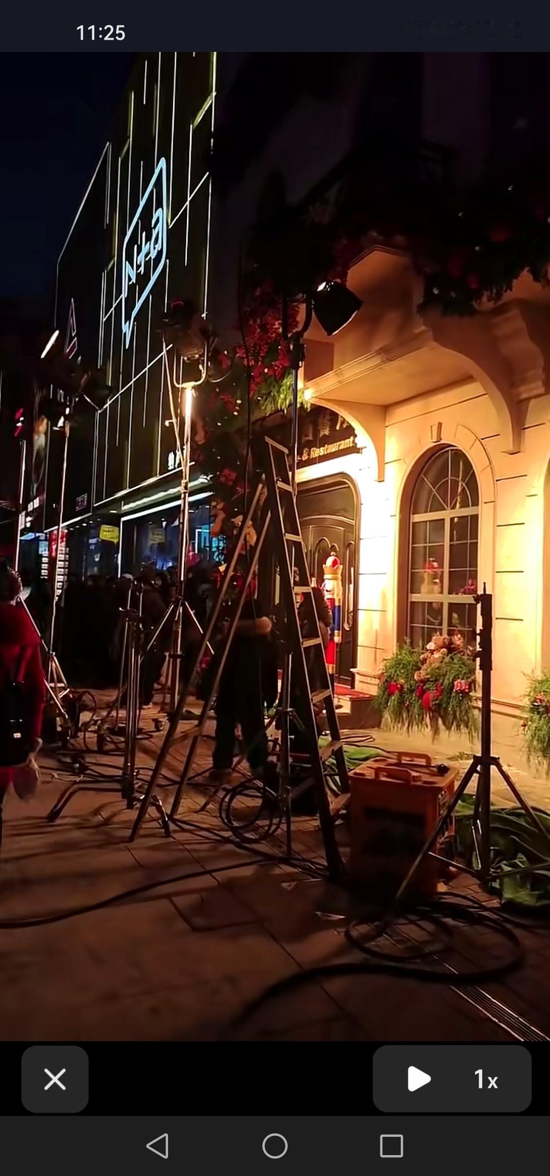 吉林市河南街来了个剧组拍戏，听说白敬亭也在，可惜我不认识他。现场可热闹啦！

近