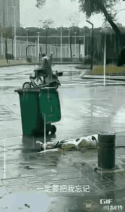 家人们，刷到个超揪心的视频！
       大雨倾盆，一女子竟躺在垃圾桶旁，浑身