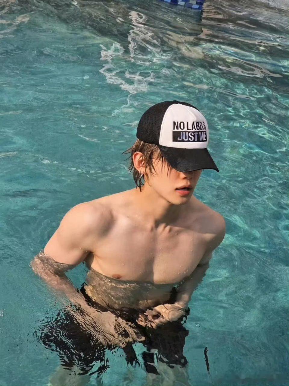 不知道崔然竣的身材很曼妙 崔然竣这身材真的无解！港新演唱会状态拉满，4.3%体脂