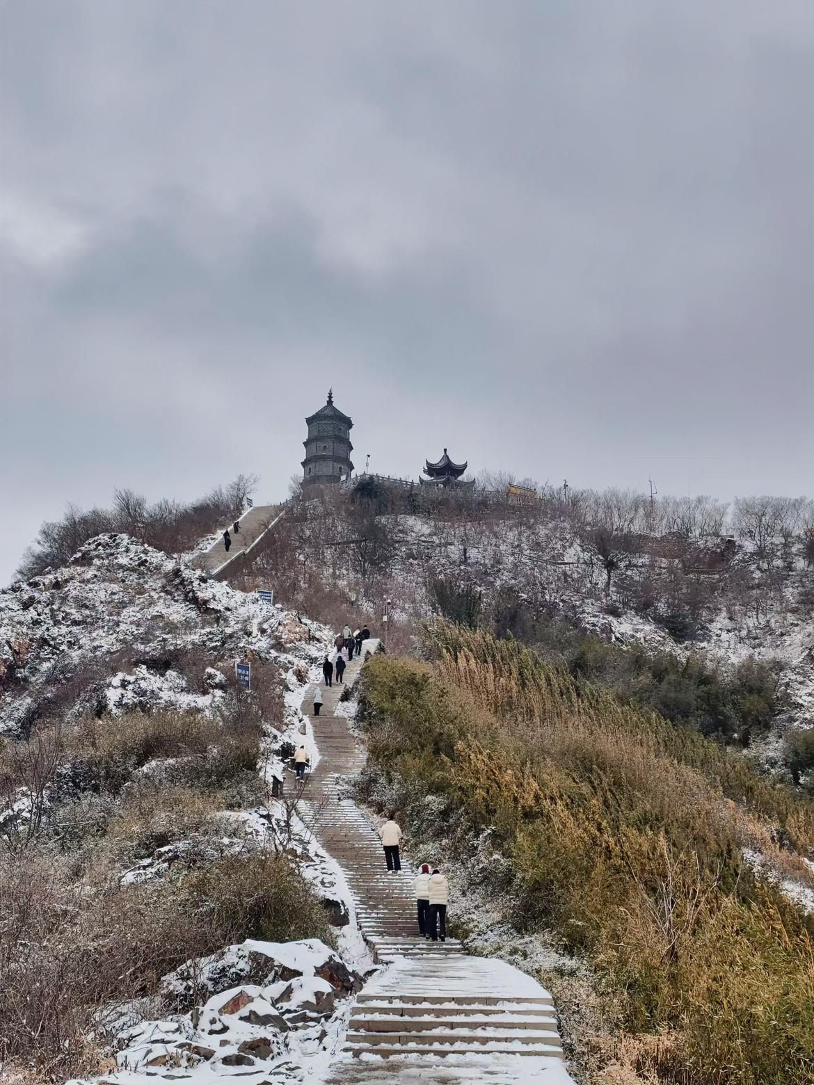 ‎͏ 
吃土的日子，

苦只有自己知道；

吃肉的时刻，

香却被全世界围观。