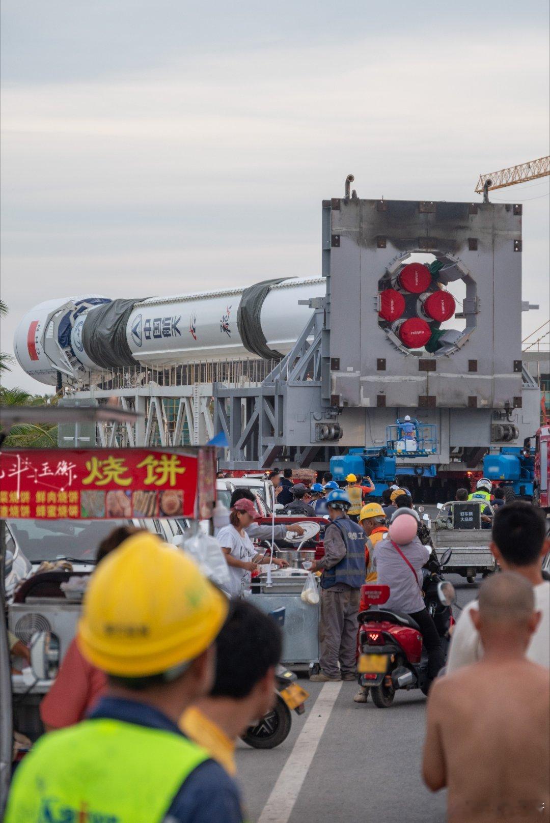 2026年6月13日傍晚，长征十二号运载火箭从技术区转运到发射工位，并于当日晚间
