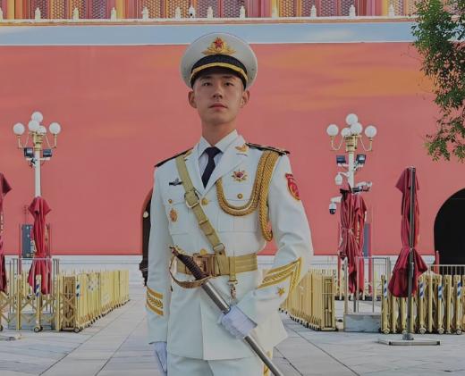 隐瞒婚史？失信被执行人？8月12日，前国旗护卫队班长，被前女友逼得发声：两人交往