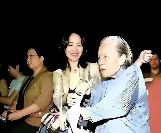 何超琼的保姆晶姐，干了48年，递了辞职信。何超琼没多说，直接把一套价值1.2亿的