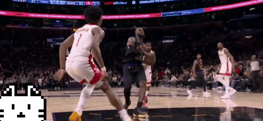 老詹这一扣可是惊艳了岁月。绝命时刻，老詹接斯玛特的妙传直插篮下起身暴扣，火箭五人