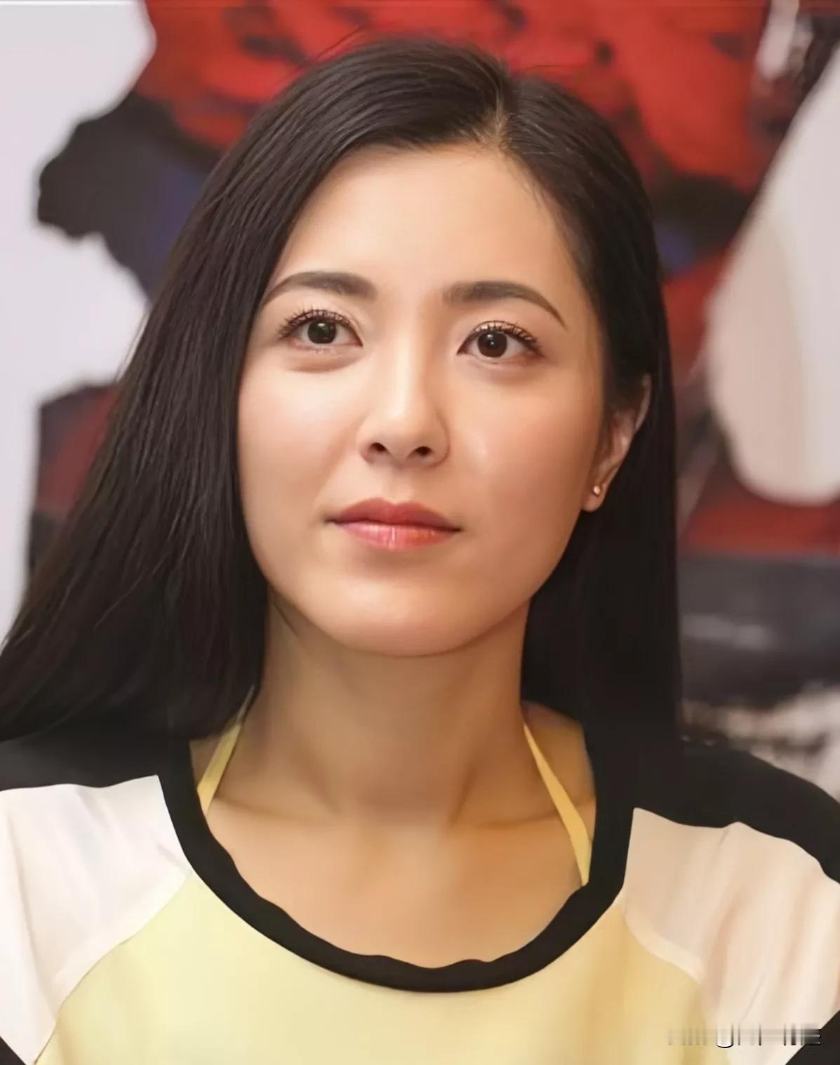 把曾黎和李嘉欣放一起，就知道曾黎为什么那么一般了？
曾黎和李嘉欣放一起比较，是因