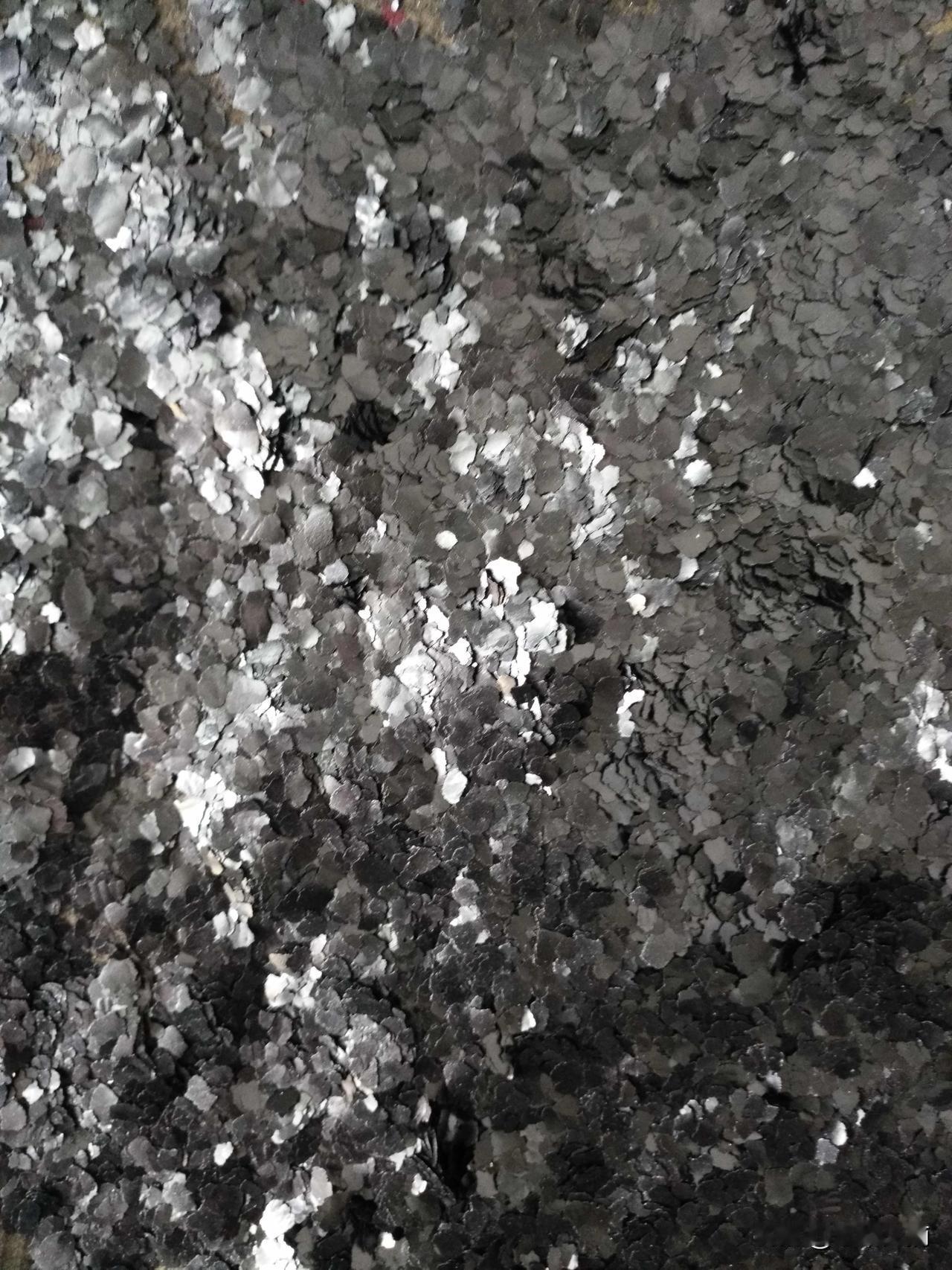 这新闻看的我一愣。
1200吨禁止出口的战略石墨，
愣是一路绿灯运去了美国。
