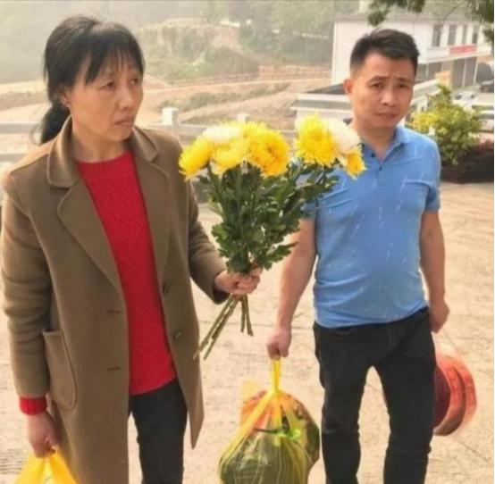 1984年，一战士壮烈牺牲，其新婚20天妻子拒绝改嫁，坚持生下遗腹子。35年后，