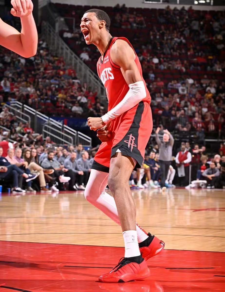 小贾巴里-史密斯终于爆发了，他出场41分钟17秒，21投11中，三分13中7,得