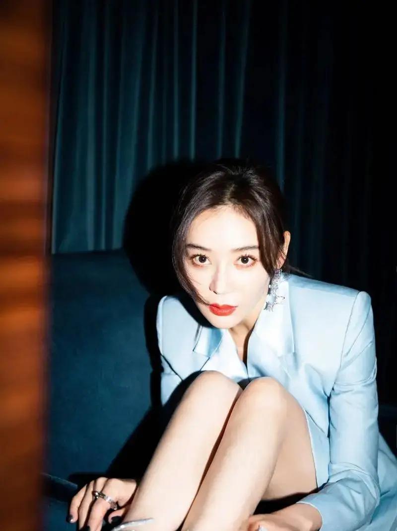 娱乐圈这催生的事儿最近真挺热闹！12月18日，38岁的袁姗姗穿着一身亮闪闪的银色